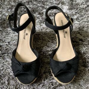 Black wedges